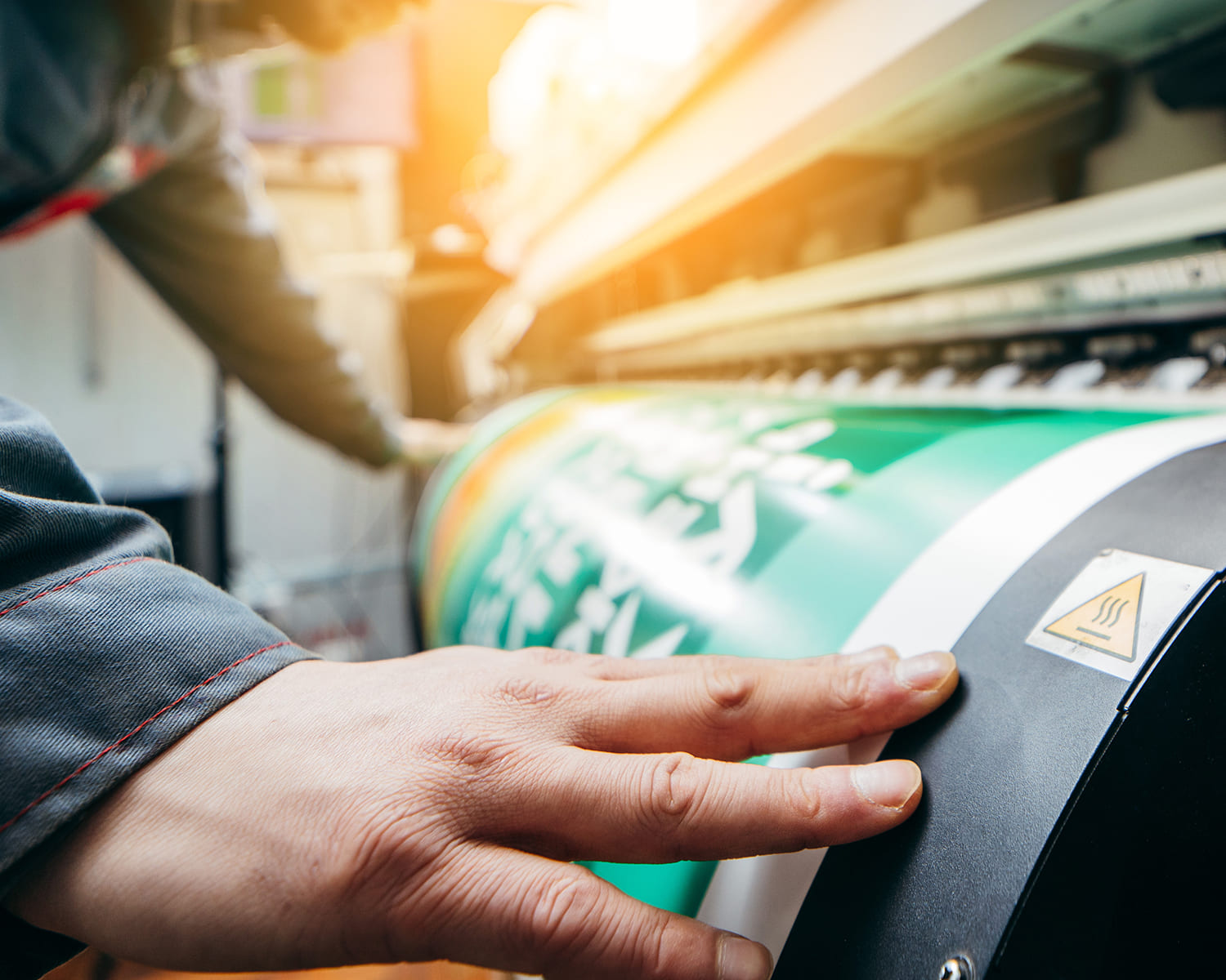 Operatore durante il controllo in stampa.
